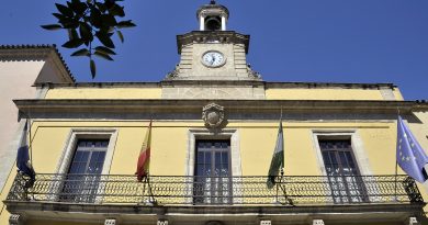 Jerez aprueba la renovación de la montera del Ayuntamiento y obras en el Centro Social Majarromaque