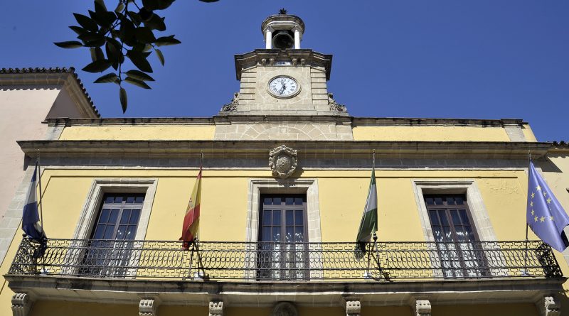 Jerez aprueba la renovación de la montera del Ayuntamiento y obras en el Centro Social Majarromaque