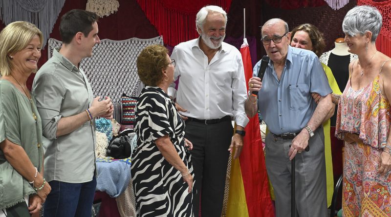 El Ayuntamiento de Jerez Reconoce la Trayectoria de Manuel Garrido y su Compromiso Vecinal