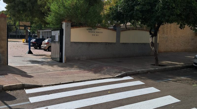 Jerez Refuerza la Seguridad Vial: Campaña de Repintado de Pasos de Peatones Antes del Inicio del Curso Escolar