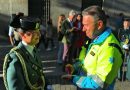 Emotivo Encuentro: Padre del SUMMA 112 Impone Estrellas de Teniente a su Hija en Desfile del 12 de Octubre