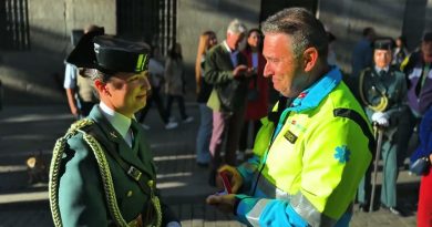 Emotivo Encuentro: Padre del SUMMA 112 Impone Estrellas de Teniente a su Hija en Desfile del 12 de Octubre