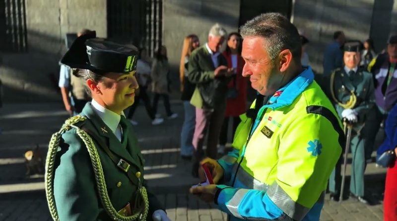Emotivo Encuentro: Padre del SUMMA 112 Impone Estrellas de Teniente a su Hija en Desfile del 12 de Octubre