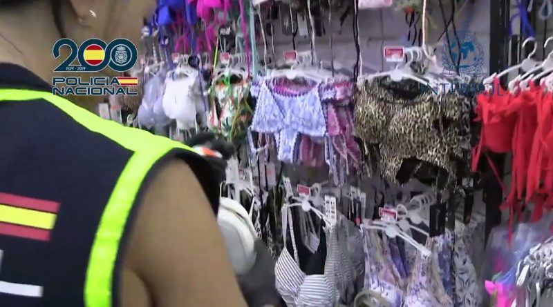 Detenidos en Mallorca por Venta de 30.000 Productos Falsificados: Operación Contra la Piratería en Zonas Turísticas