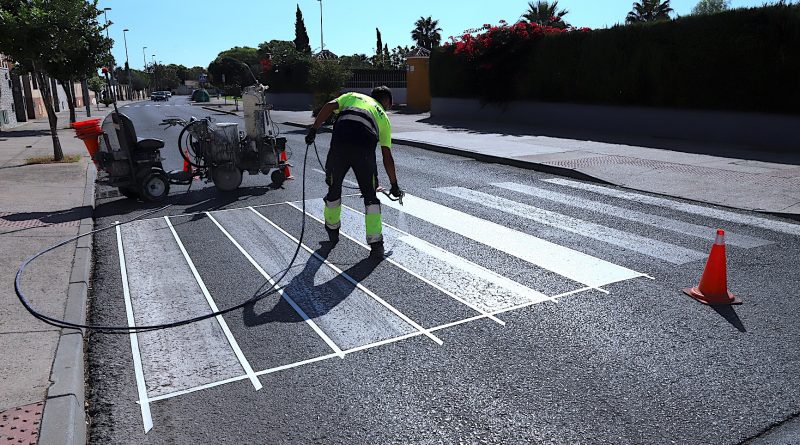 Jerez refuerza la seguridad vial con la renovación de la señalización horizontal
