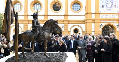Jerez rinde homenaje a Álvaro Domecq Romero con monumento en la Real Escuela Andaluza del Arte Ecuestre