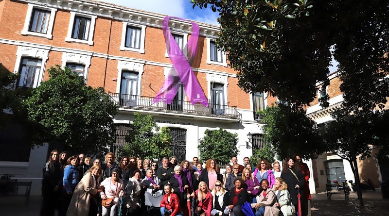 Jerez se une contra la violencia de género con la instalación del Lazo Morado en la Biblioteca Central