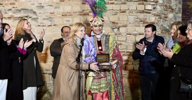 El Cartero Real Recibe las Cartas Navideñas en el Histórico Alcázar de Jerez