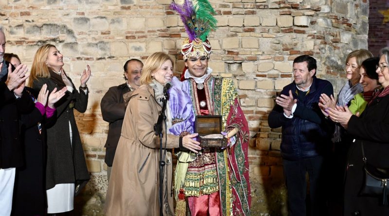 El Cartero Real Recibe las Llaves del Alcázar de Jerez para la Recogida de Cartas
